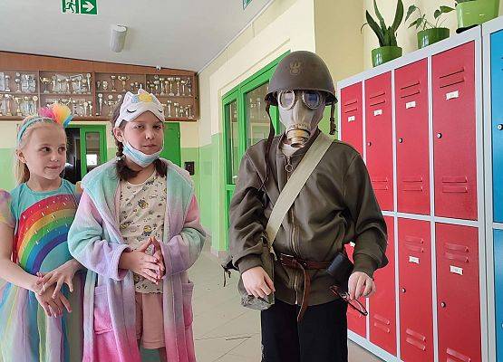 Grafika 19: Dzień Nieoczywistego Stroju