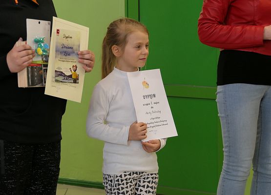 pamiątkowe zdjęcie z dyplomem