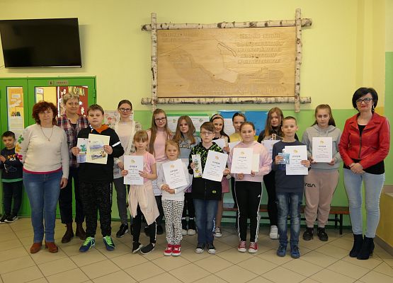 pamiątkowe zdjęcie laureatów konkursu, wraz z Panią Dyrektor oraz nauczycielkami zaangażowanymi w realizacje konkursu