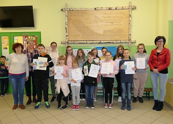 pamiątkowe zdjęcie laureatów konkursu, wraz z Panią Dyrektor oraz nauczycielkami zaangażowanymi w realizacje konkursu