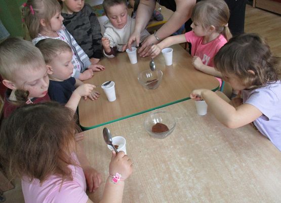 Młodsza grupa - sianie rzeżuchy