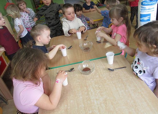 Młodsza grupa - sianie rzeżuchy