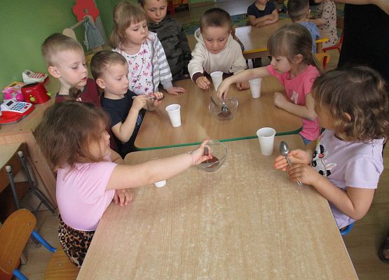 Młodsza grupa - sianie rzeżuchy