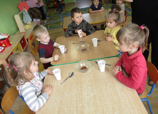 Młodsza grupa - sianie rzeżuchy