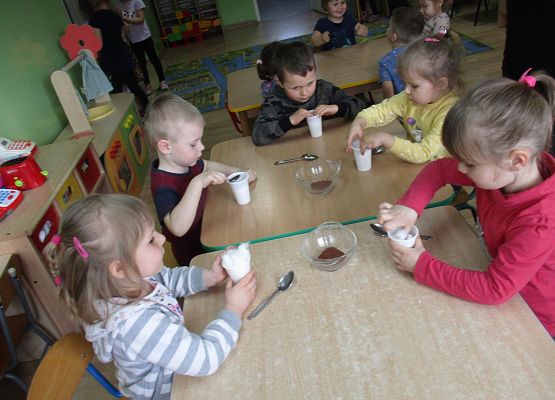 Młodsza grupa - sianie rzeżuchy