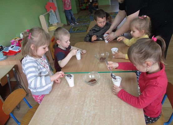 Młodsza grupa - sianie rzeżuchy