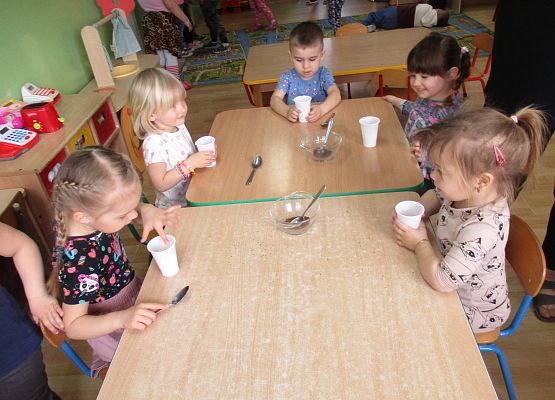 Młodsza grupa - sianie rzeżuchy