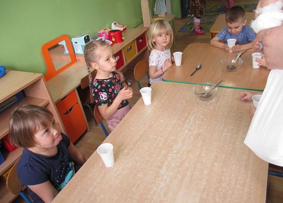 Młodsza grupa - sianie rzeżuchy