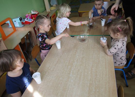 Młodsza grupa - sianie rzeżuchy