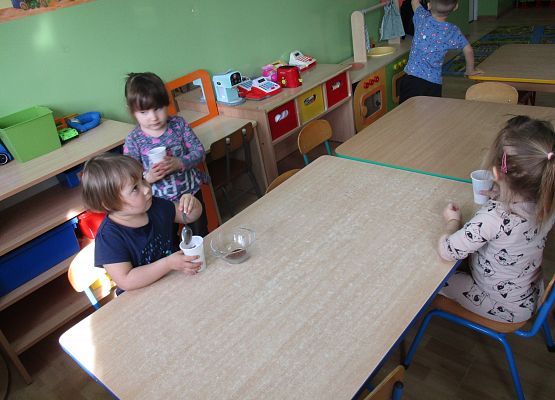 Młodsza grupa - sianie rzeżuchy