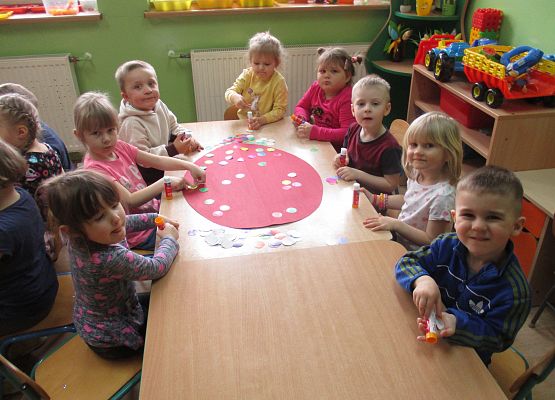 Młodsza grupa dekoruje pisankę