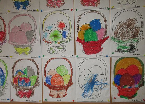 Prace młodszej grupy - kolorowanie pastelami