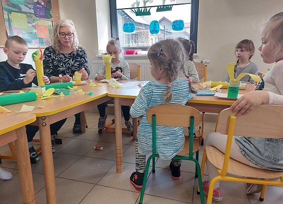 Grafika 1: Wykonujemy dekoracje świąteczne razem z Panią Bibliotekarką