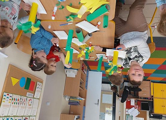 Grafika 2: Wykonujemy dekoracje świąteczne razem z Panią Bibliotekarką