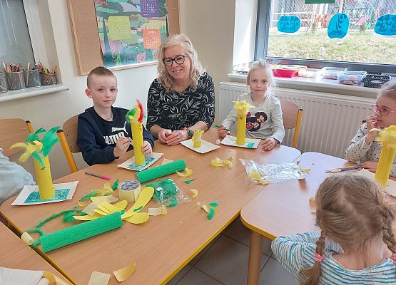 Grafika 3: Wykonujemy dekoracje świąteczne razem z Panią Bibliotekarką