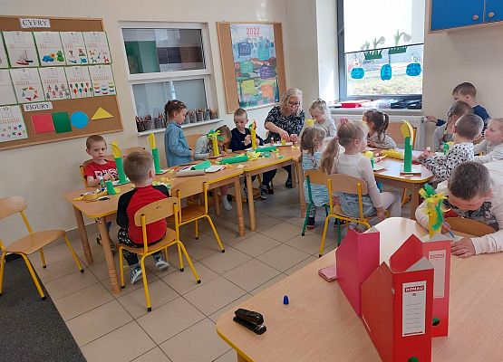 Grafika 4: Wykonujemy dekoracje świąteczne razem z Panią Bibliotekarką