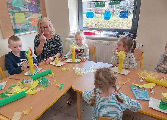 Grafika 5: Wykonujemy dekoracje świąteczne razem z Panią Bibliotekarką