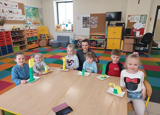 Grafika 15: Wykonujemy dekoracje świąteczne razem z Panią Bibliotekarką