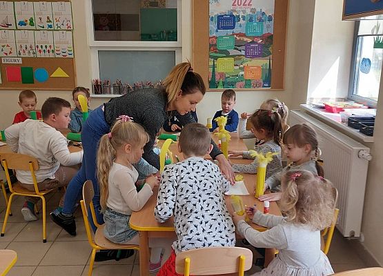 Grafika 6: Wykonujemy dekoracje świąteczne razem z Panią Bibliotekarką