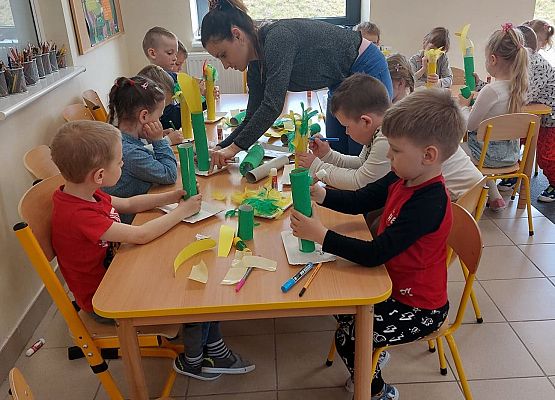 Grafika 7: Wykonujemy dekoracje świąteczne razem z Panią Bibliotekarką