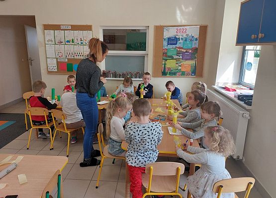 Grafika 8: Wykonujemy dekoracje świąteczne razem z Panią Bibliotekarką