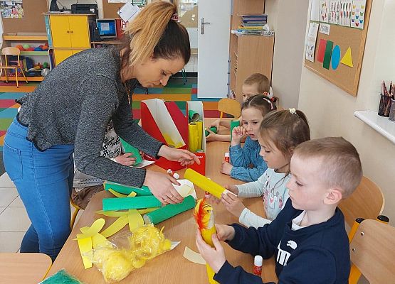 Grafika 9: Wykonujemy dekoracje świąteczne razem z Panią Bibliotekarką