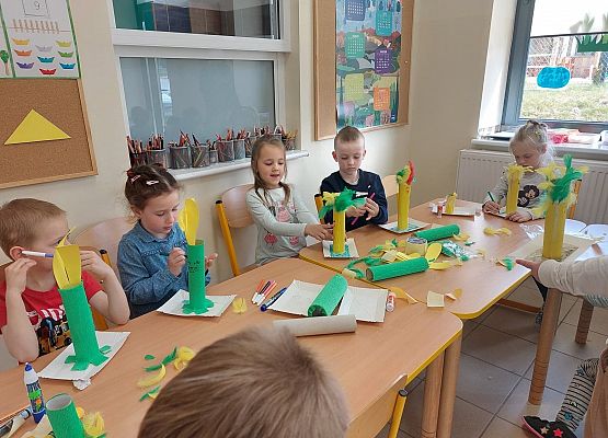 Grafika 10: Wykonujemy dekoracje świąteczne razem z Panią Bibliotekarką