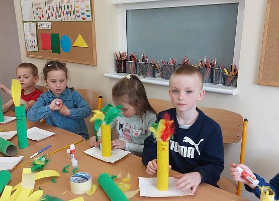 Grafika 11: Wykonujemy dekoracje świąteczne razem z Panią Bibliotekarką