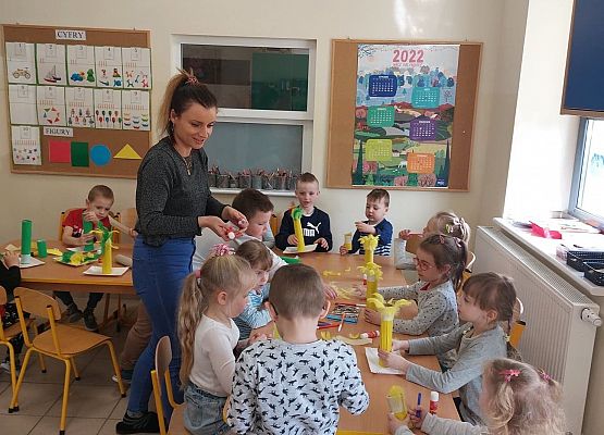 Grafika 12: Wykonujemy dekoracje świąteczne razem z Panią Bibliotekarką