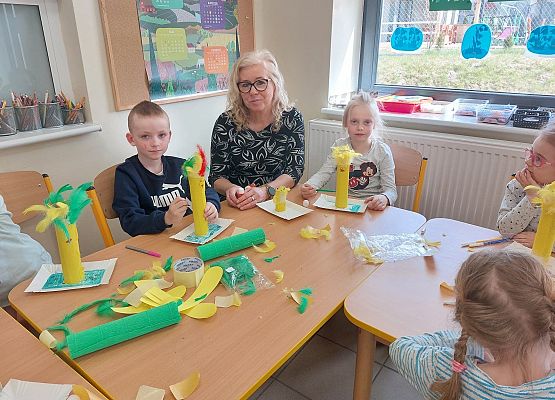 Grafika 13: Wykonujemy dekoracje świąteczne razem z Panią Bibliotekarką