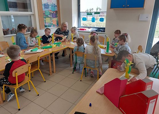 Grafika 14: Wykonujemy dekoracje świąteczne razem z Panią Bibliotekarką