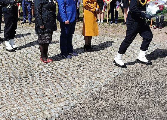 Delegacja naszej szkoły składa kwiaty pod pomnikiem