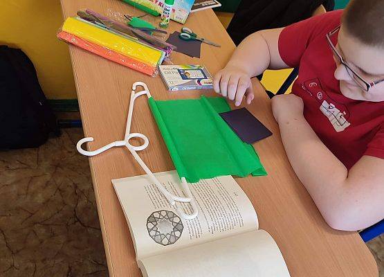 Grafika 5: Książka na wieszaku…