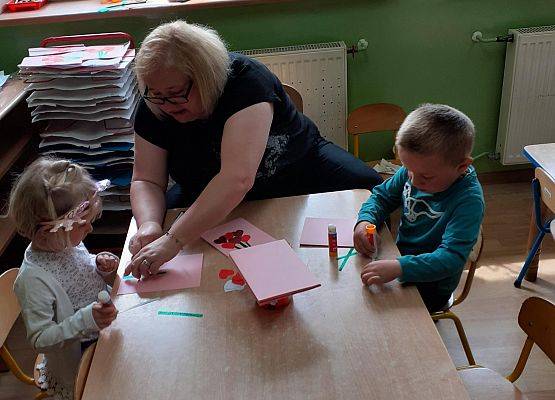 Wykonujemy laurki dla mamy