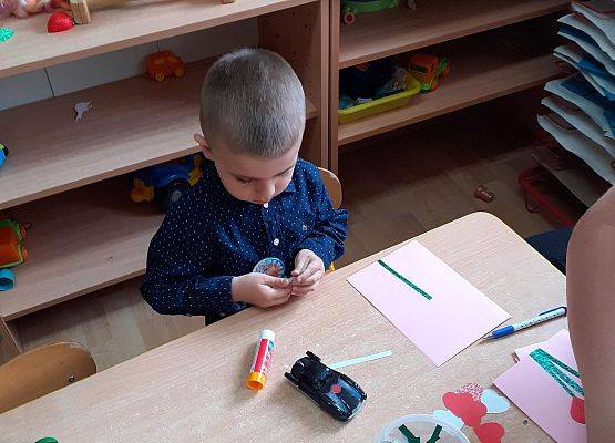 Wykonujemy laurki dla mamy