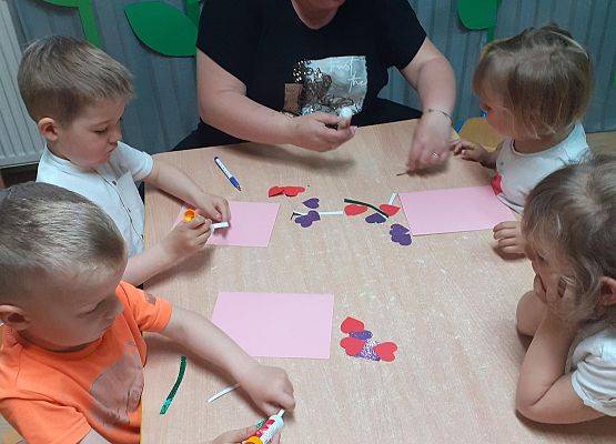 Wykonujemy laurki dla mamy