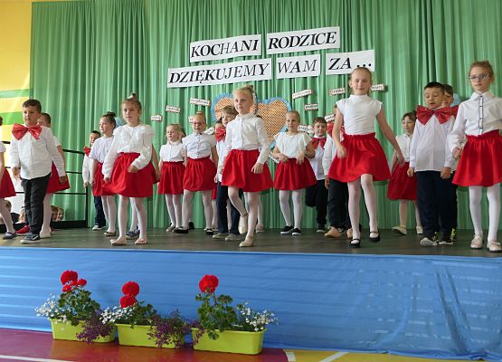 Dzieci  klasy 1 tańczą