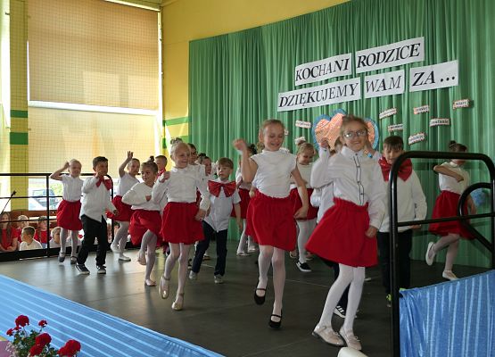 Dzieci podczas przestawienia