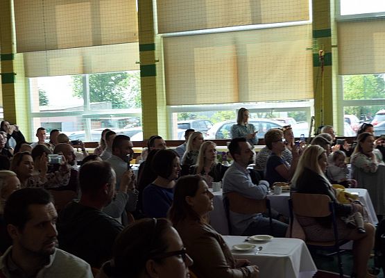 Rodzice oglądają występ