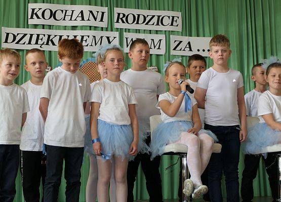 Alicja śpiewa piosenkę