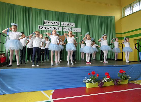 Dzieci występują na scenie