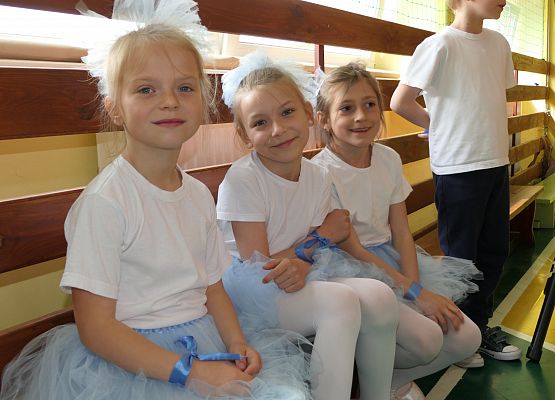 Dziewczynki w niebieskich spódniczkach