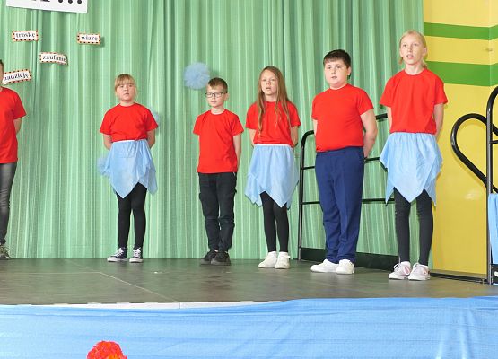 Dziewczynki i chłopcy w czerwonych koszulkach