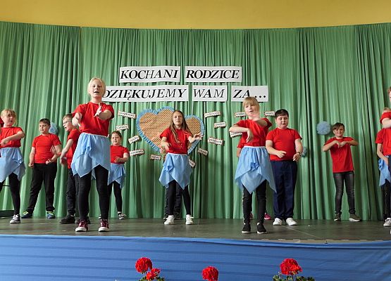 Taniec i śpiew uczniów klasy 3