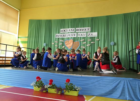 Dzieci klękają podczas tańca