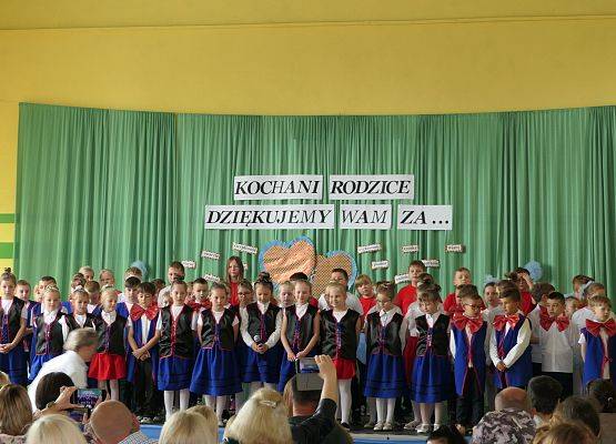 Dzieci podczas przedstawienia