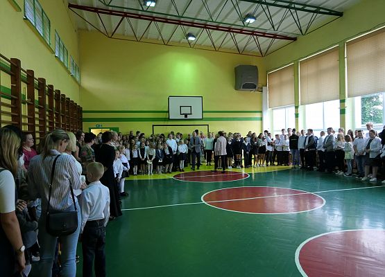 Uczniowie czekający na apel