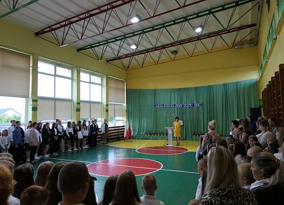 Uczniowie podczas uroczystości rozpoczęcia roku szkolnego
