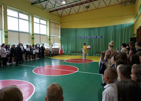 Społeczność szkolna podczas apelu