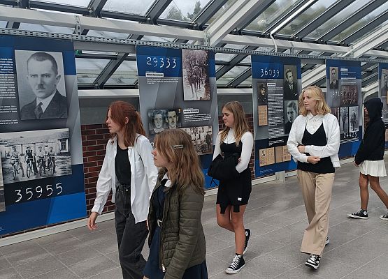 Grafika 2: Uroczystości w Sztutowie.